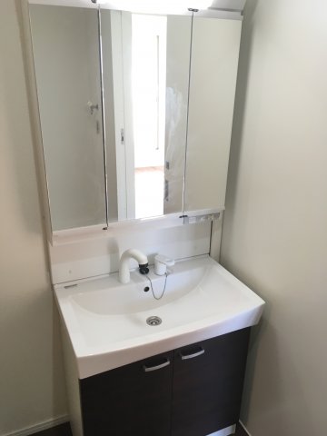 洗面設備　独立洗面化粧台が付いています