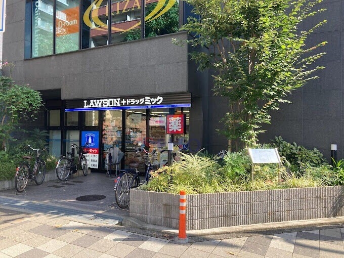 コンビニ　ローソン ドラッグミック江坂広芝町店（コンビニ）まで120m