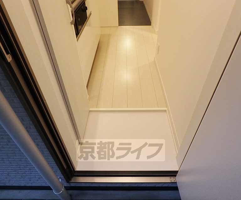 玄関　玄関を入ったところ。入口から明るい印象です