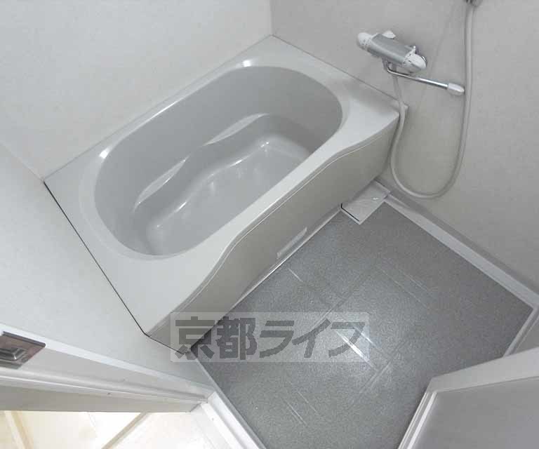 バス・シャワールーム　広々としたバスルームです。