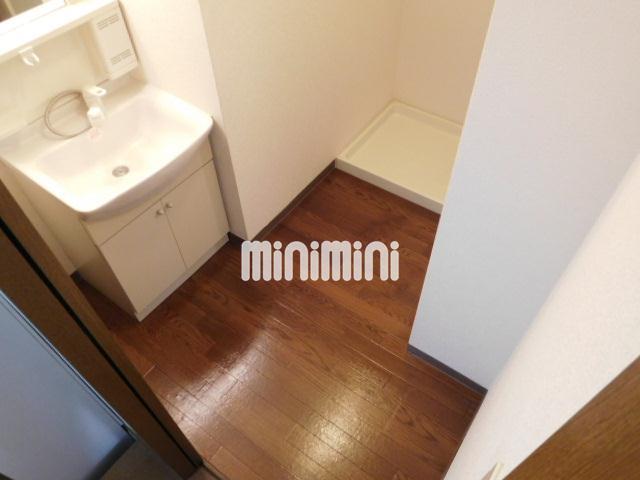 洗面設備　洗面・脱衣所の眺めです。洗髪洗面化粧台が備え付きです。