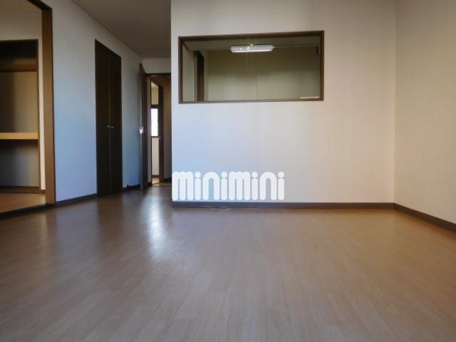 居室・リビング　ベランダ側からリビングの眺めです。