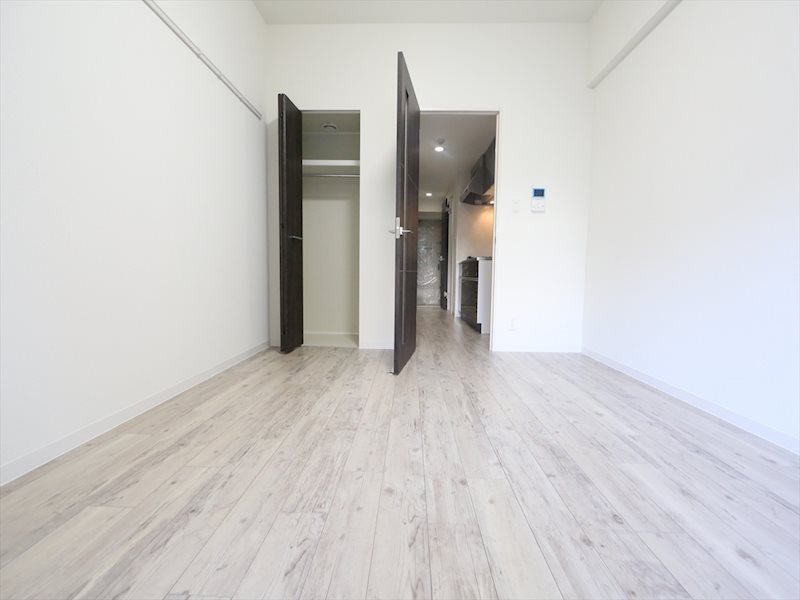 居室・リビング　洋室7.8帖　収納充実　エアコン付　バルコニーに面しています