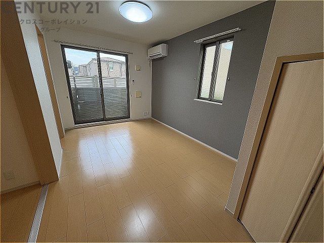 居室・リビング　エアコン付きで快適に過ごせます♪