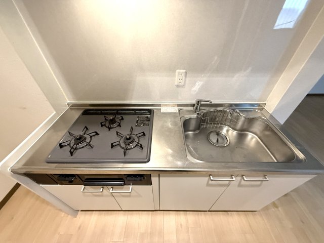 キッチン　3口ガスコンロのシステムキッチンです♪