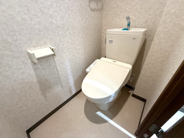 トイレ　温水洗浄便座付きのトイレです♪