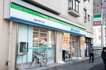 コンビニ　ファミリーマート 伊豆屋下目黒三丁目店（コンビニ）まで131m