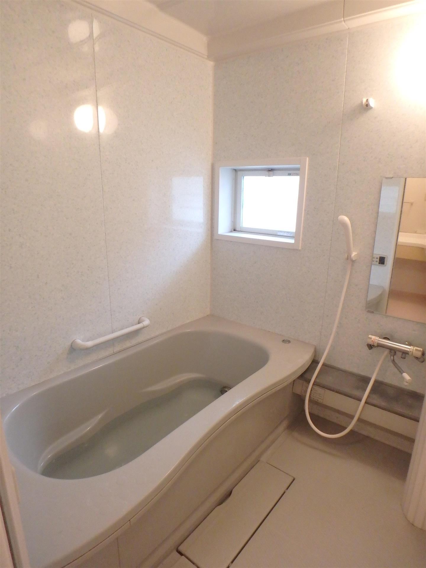 バス・シャワールーム　大きな一坪風呂。窓もあり清潔感があります。