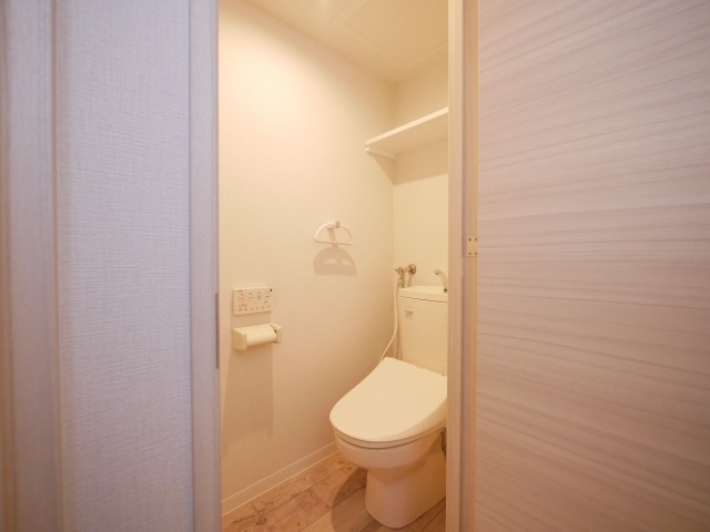 トイレ　ウォシュレット付きで冬も暖かく使えます。