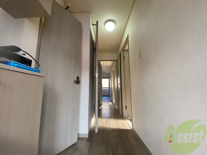 玄関　玄関から撮影しました。敷居が高くなくて安心ですね。