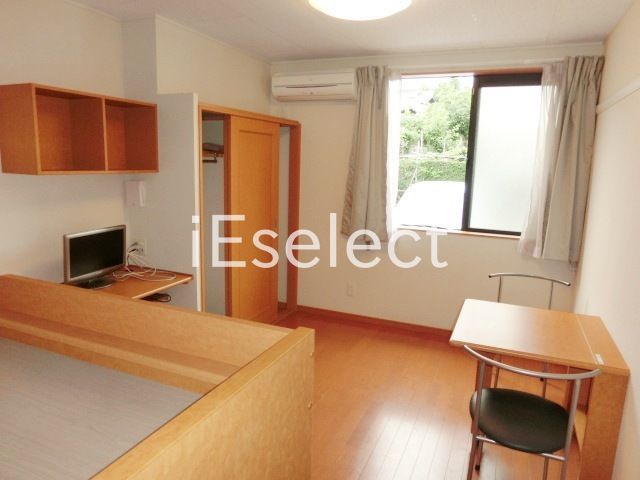 居室・リビング　テレビやカーテン、机もございます。