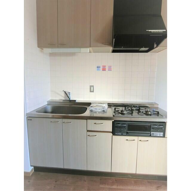 キッチン　３口ガスコンログリルつき