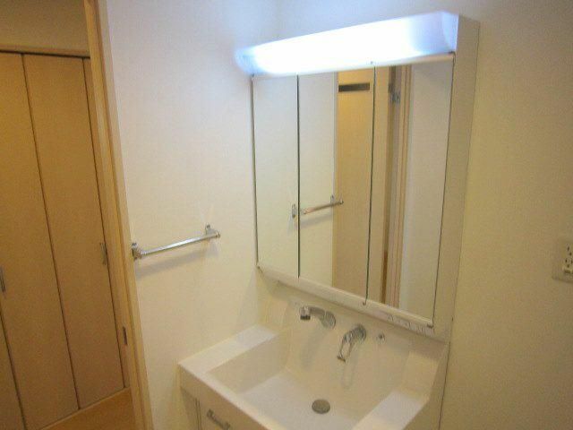 洗面設備　■多面鏡独立洗面台■キャビネット収納付き