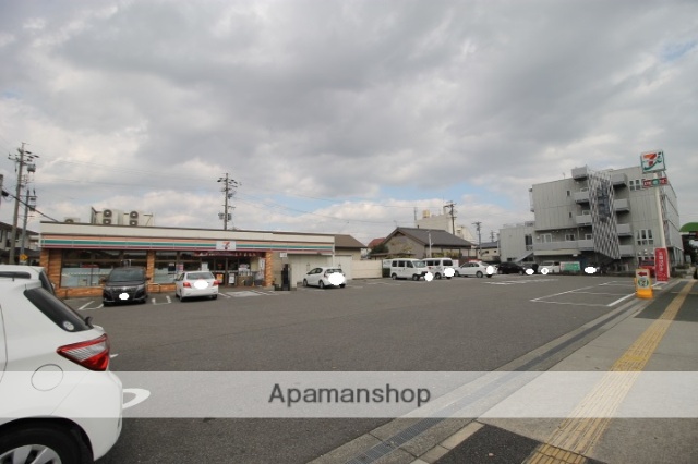 コンビニ　セブンイレブン（コンビニ）まで933m