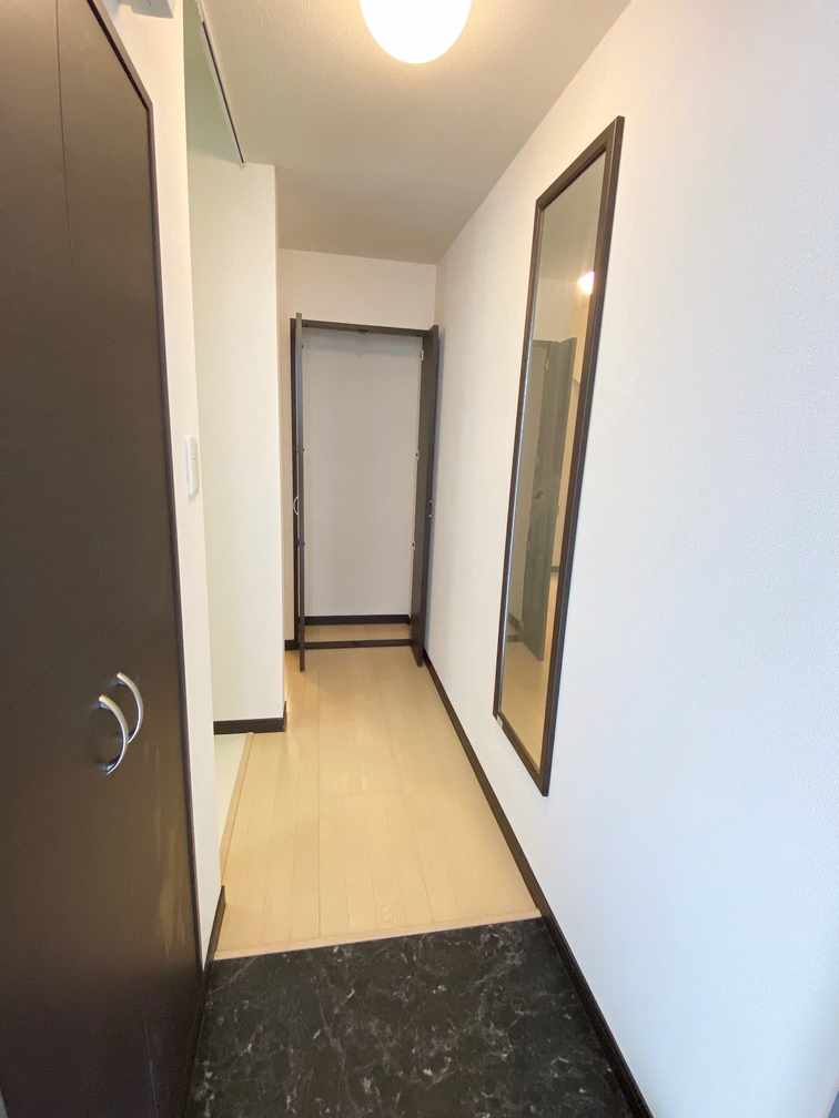 玄関　お出かけ前に姿見で身だしなみチェックできます♪