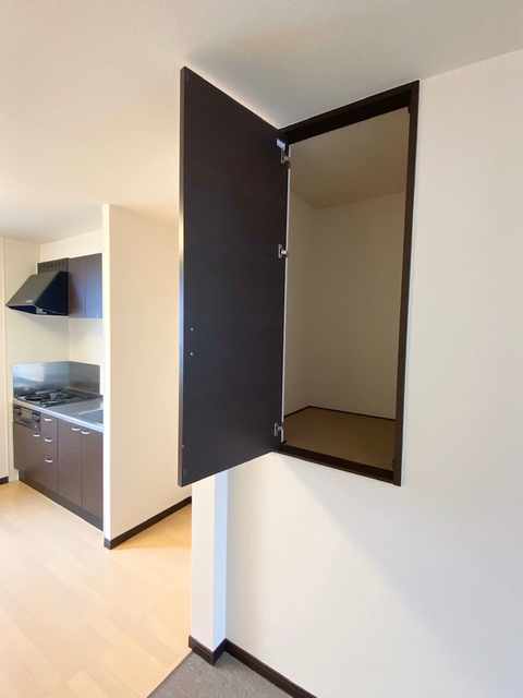 居室・リビング　リビングとキッチンの間に機能的な収納スペース！