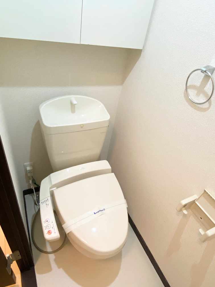 その他　温水洗浄便座は勿論、収納棚やタオル掛けも標準装備