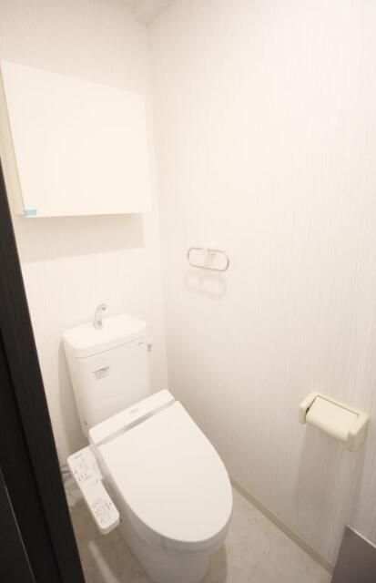 トイレ　落ち着いた色調のトイレです