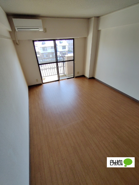 居室・リビング　同物件別部屋