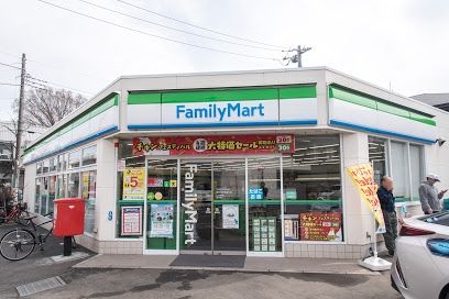 コンビニ　ファミリーマート（コンビニ）まで872m