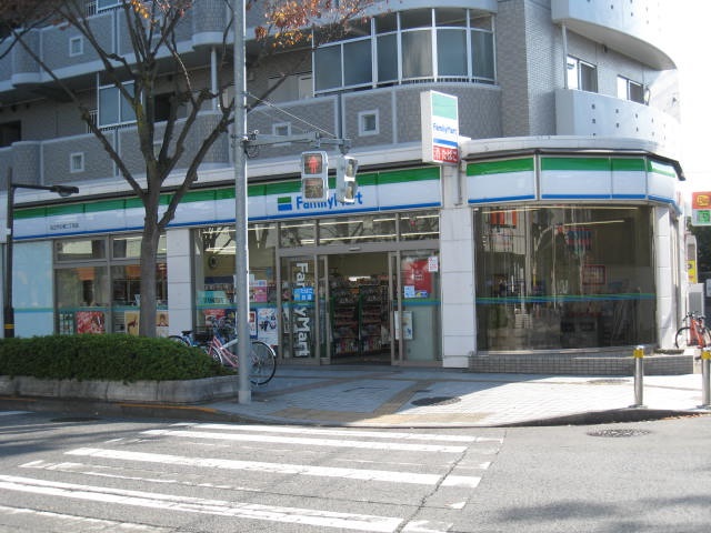 コンビニ　ファミリーマート 足立竹の塚二丁目店（コンビニ）まで387m