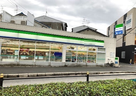 コンビニ　ファミリーマート 神崎川駅西店（コンビニ）まで825m