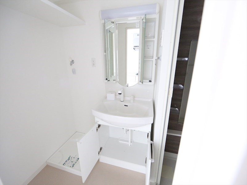 洗面設備　脱衣所　独立洗面台（シャンプードレッサー付）収納スペース有