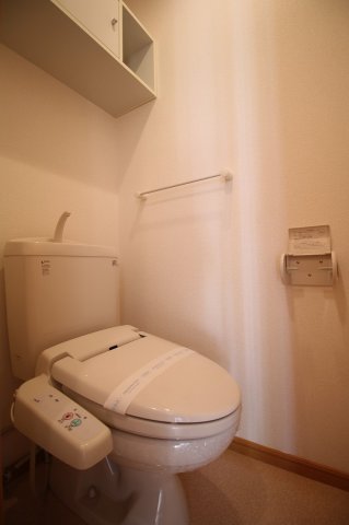 トイレ　棚やタオル掛けが付いています