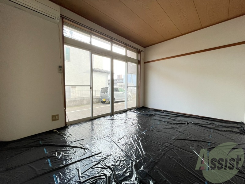 その他部屋・スペース　寝室には窓があるので、朝の目覚めが良さそうです。