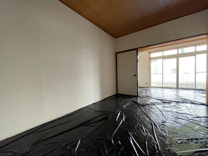 居室・リビング　リビングは壁紙が白で統一されているので、清潔感があります。