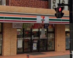 コンビニ　セブンイレブン 鶴見中央店（コンビニ）まで215m