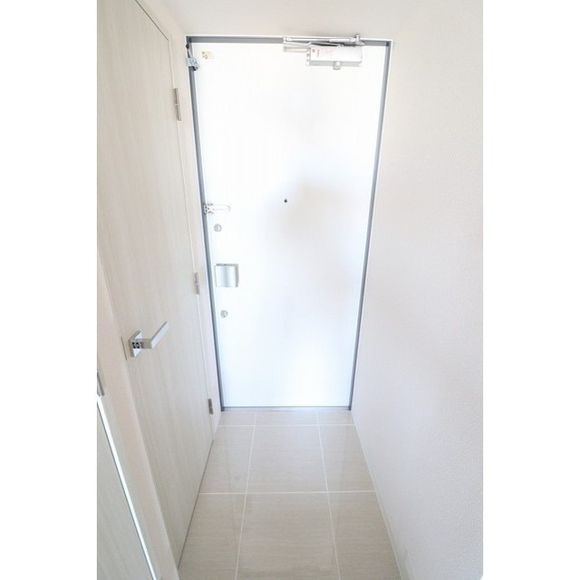 玄関　※同物件・反転タイプの写真です。