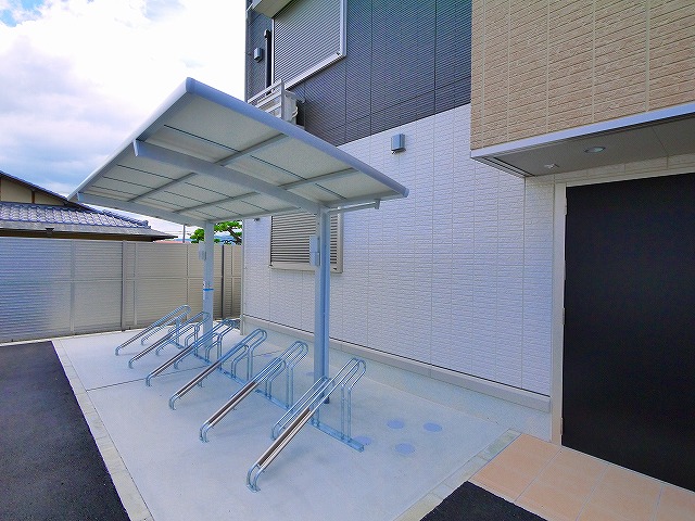 その他共有部分　屋根付きの自転車置き場です