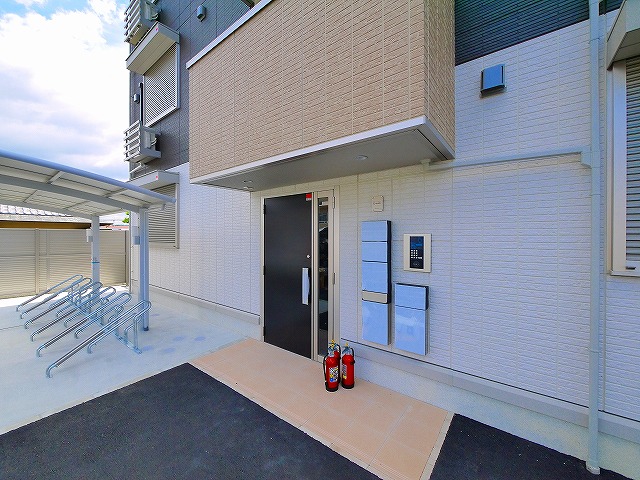 エントランス　落ち着いたエントランスです