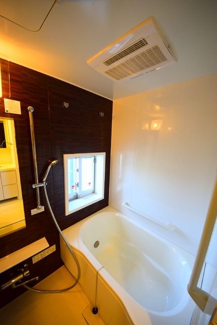 バス・シャワールーム　★★窓付きで換気に便利★★
