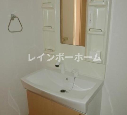 洗面設備　明るい洗面所です