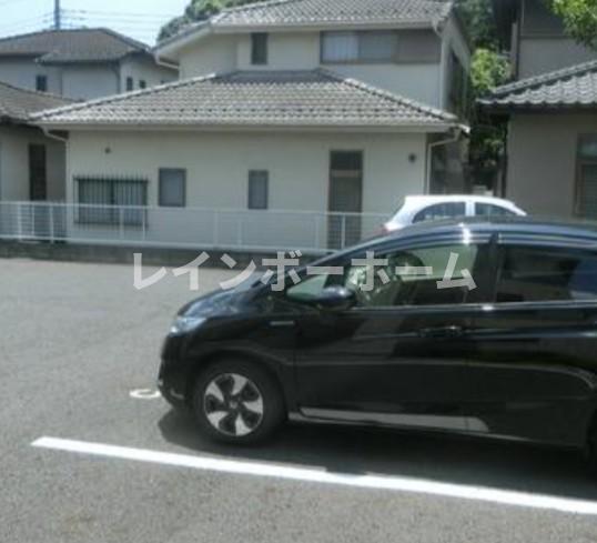 駐車場　駐車場に車を止められます