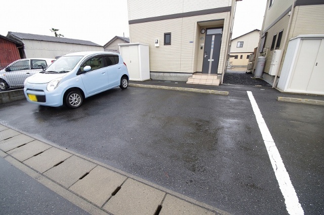 駐車場　別棟の写真です