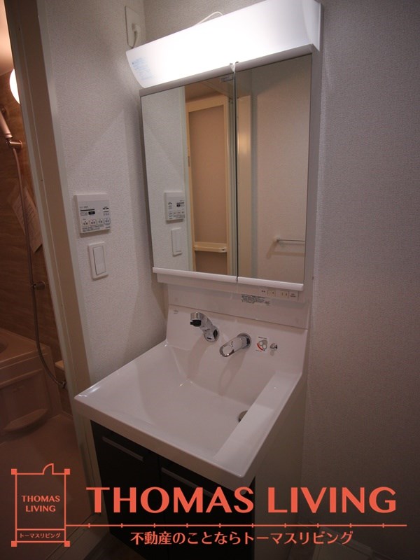 洗面設備　独立洗面台と二面鏡