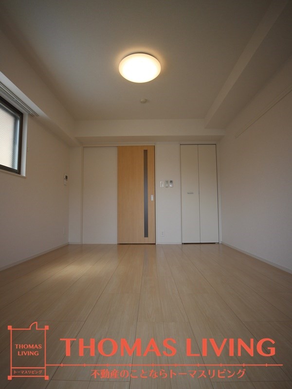 居室・リビング　クッションフロア、出窓有で満足の8.3帖