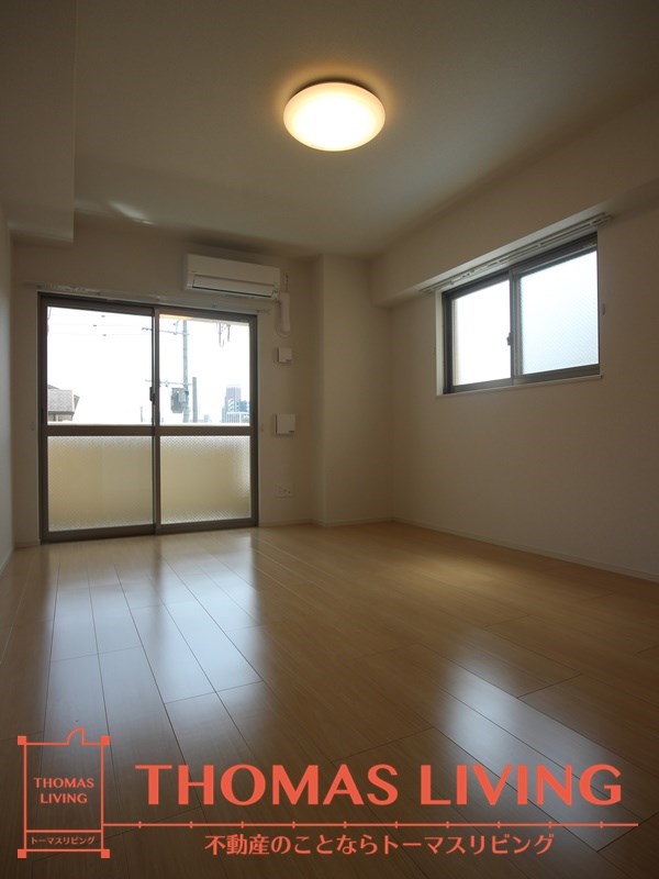 その他部屋・スペース　角部屋参考写真です。実際には横の窓はありません。