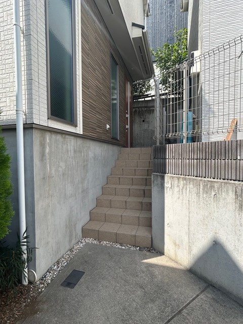 建物外観　玄関まで階段が数段ございます