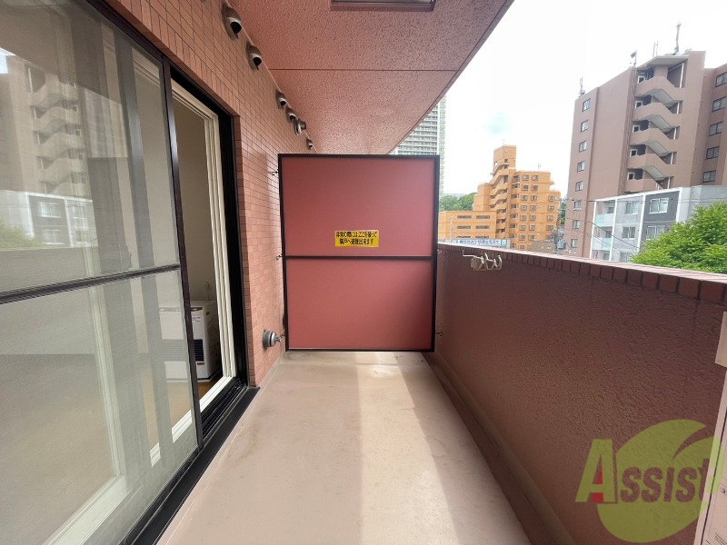 バルコニー　バルコニーは幅があり、広い印象を受けました。