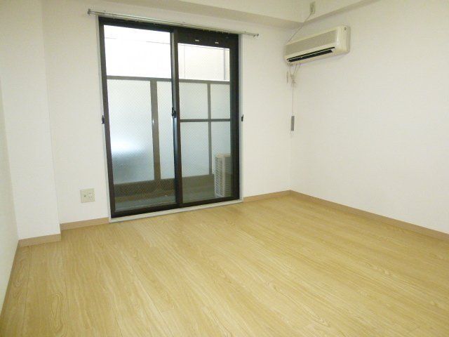 居室・リビング　南向きの綺麗なお部屋です。