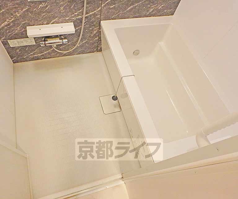 バス・シャワールーム　ゆったりしたバスルームです