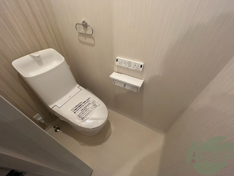 トイレ　温水洗浄便座でリモコンは操作しやすい位置にあります。