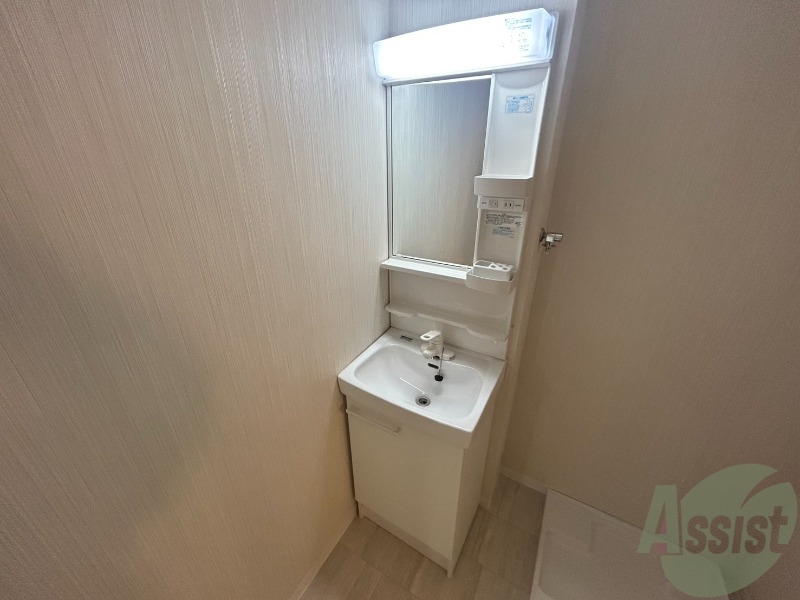 洗面設備　シャンプードレッサー付で洗顔・洗髪がしやすくなっております。