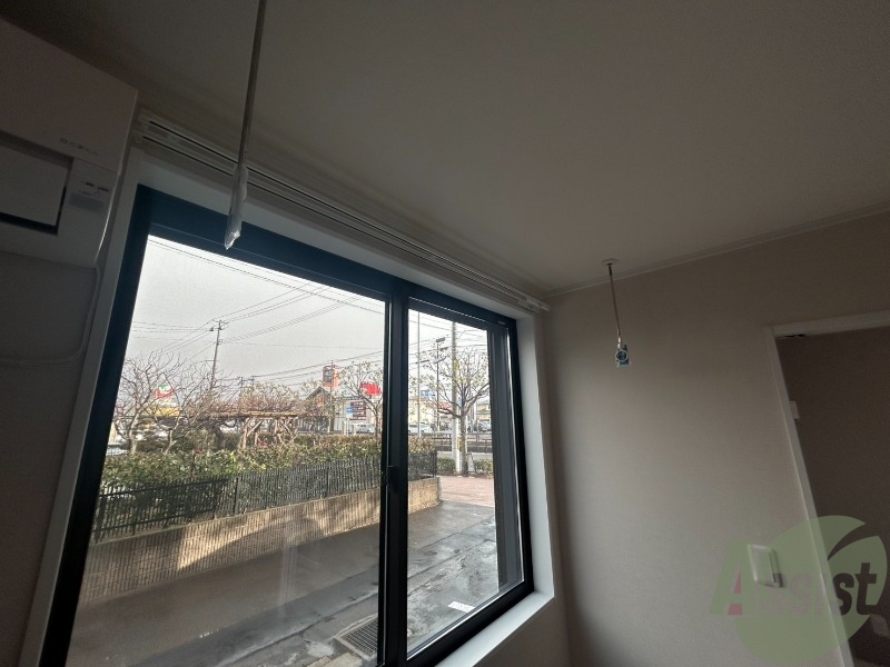 バルコニー　室内物干しで悪天候の日も部屋干しができます。