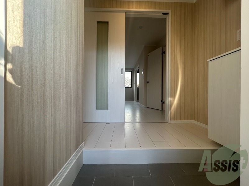 玄関　段差の低い玄関で躓きにくくなっております。