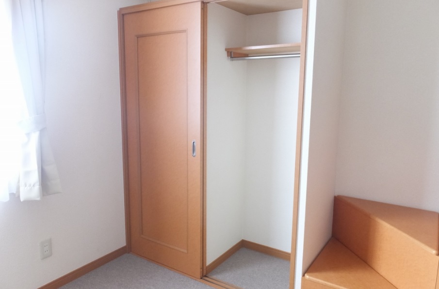 収納　階段部分にも収納できます。